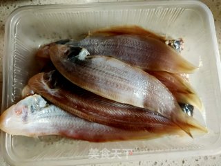 香煎鱼????的做法步骤：2