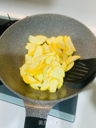 炝炒西葫芦的做法步骤：3