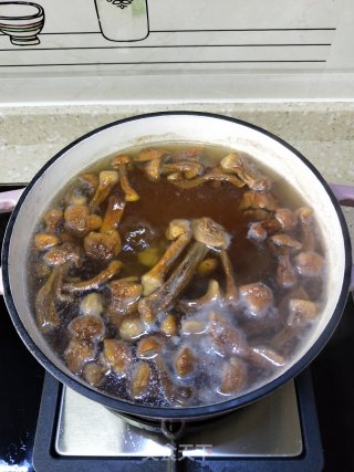 姬松茸猪骨汤的做法步骤：5