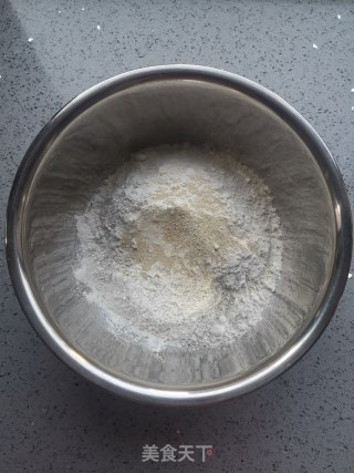 芝麻酱，紫薯花卷的做法步骤：1