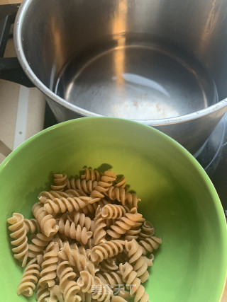 牛油果海鲜全麦意面的做法步骤：3