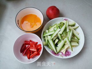 西葫芦炒鸡蛋的做法步骤：1