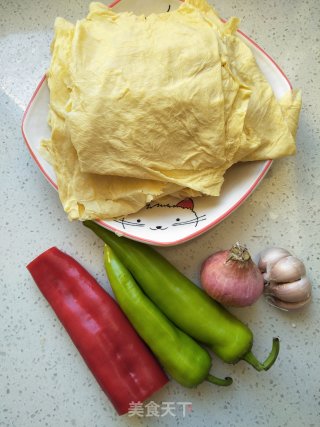 双椒炒豆皮的做法步骤：1