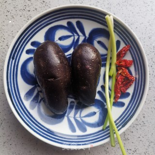 醋溜紫色土豆丝的做法步骤：1