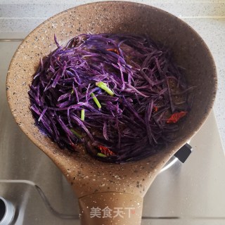 醋溜紫色土豆丝的做法步骤：4