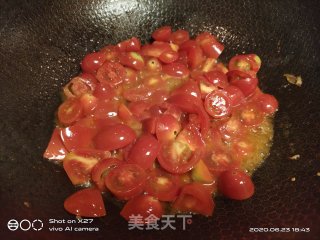 豆芽圣女果炒面的做法步骤：4