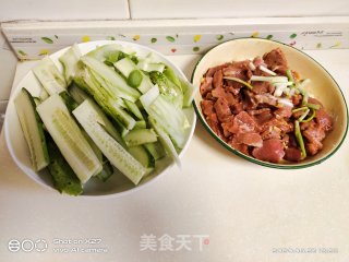 牛肉炒黄瓜的做法步骤：1