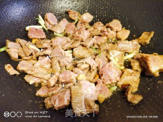 牛肉炒黄瓜的做法步骤：2