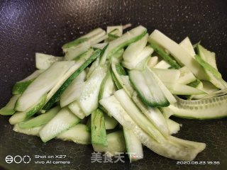 牛肉炒黄瓜的做法步骤：3
