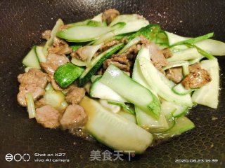 牛肉炒黄瓜的做法步骤：5
