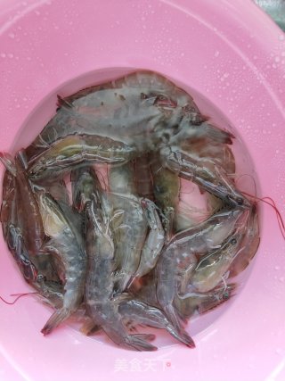 白灼虾的做法步骤：1