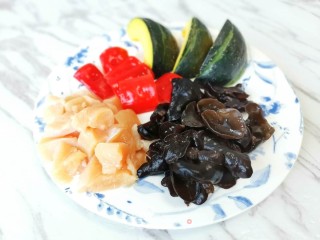 火麻南瓜炒鸡丁的做法步骤：1