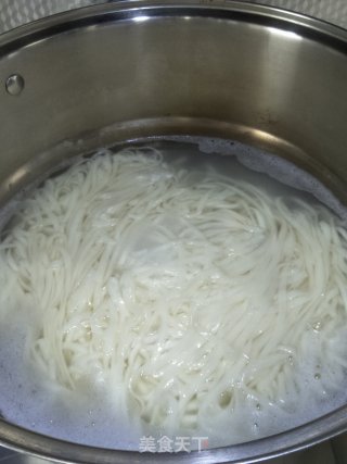 彩椒肉丝拌面的做法步骤：2