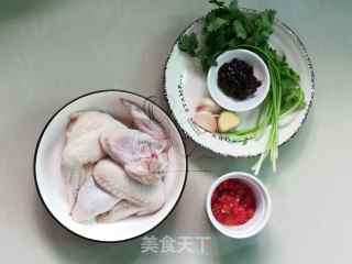 剁椒蒸鸡翅的做法步骤：1