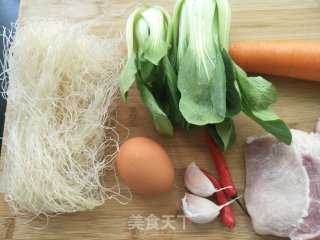 肉丝炒米线的做法步骤：1