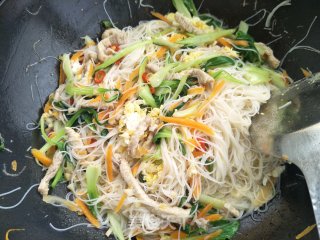 肉丝炒米线的做法步骤：10