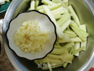 蒜末茄条的做法步骤：1