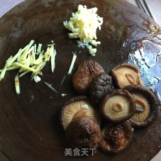 香菇蒸鸡翅的做法步骤：2