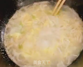 早餐鸡蛋热汤面的做法步骤：4