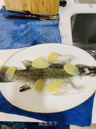 港蒸鲈鱼的做法步骤：3