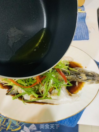 港蒸鲈鱼的做法步骤：6