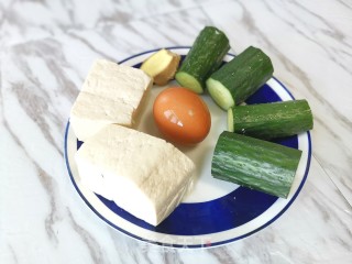 火麻油黄瓜豆腐鸡蛋汤的做法步骤：1