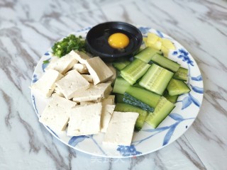 火麻油黄瓜豆腐鸡蛋汤的做法步骤：2