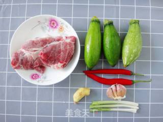 嫩南瓜炒肉片的做法步骤：1
