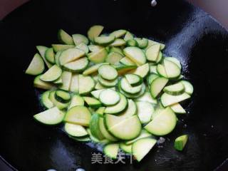 嫩南瓜炒肉片的做法步骤：5