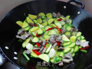 嫩南瓜炒肉片的做法步骤：6