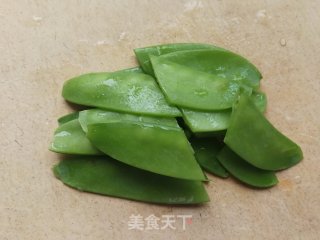 荷兰豆胡萝卜炒年糕的做法步骤：2