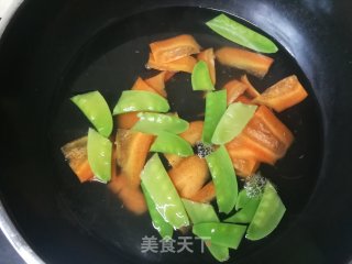 荷兰豆胡萝卜炒年糕的做法步骤：5