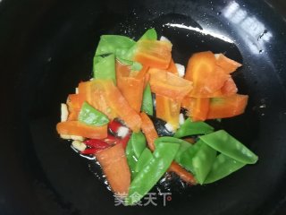荷兰豆胡萝卜炒年糕的做法步骤：7