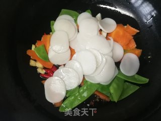 荷兰豆胡萝卜炒年糕的做法步骤：8