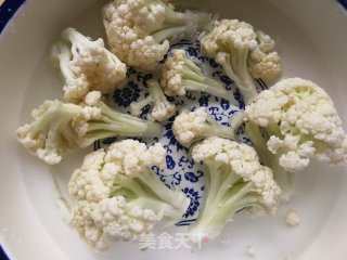 老干妈炒花菜的做法步骤：1