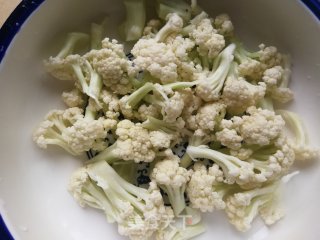 老干妈炒花菜的做法步骤：2