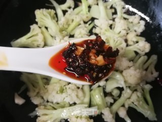 老干妈炒花菜的做法步骤：6