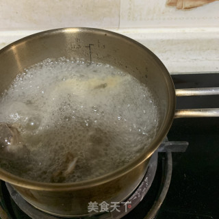 牛骨花生陈皮汤的做法步骤：2