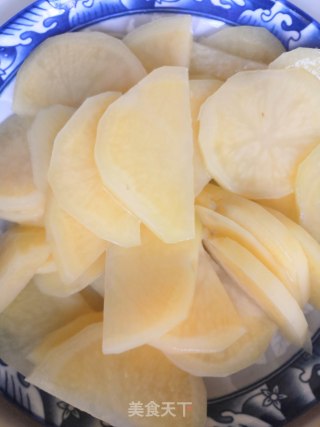 土豆炒牛肉的做法步骤：2