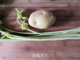 香芹土豆丝的做法步骤：1