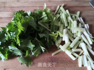 香芹土豆丝的做法步骤：2