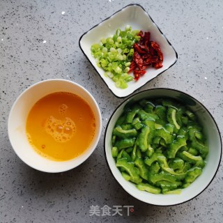 苦瓜炒鸡蛋的做法步骤：2