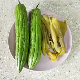 苦瓜酸菜猪骨汤的做法步骤：2