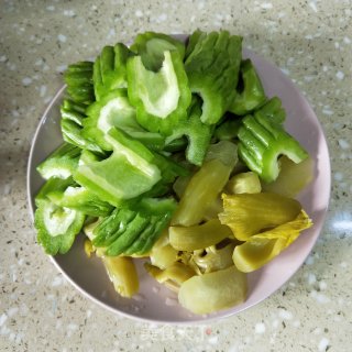 苦瓜酸菜猪骨汤的做法步骤：3