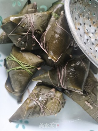 红豆花生红枣粽的做法步骤：1