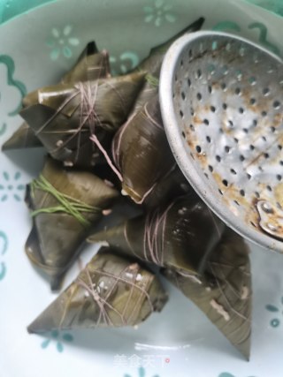 红豆花生红枣粽的做法步骤：2