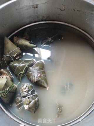 红豆花生红枣粽的做法步骤：4