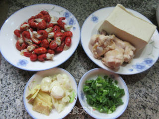 鸡翅根龙虾尾豆腐煲的做法步骤：1