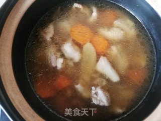 胡萝卜白菌鸡腿汤面的做法步骤：1