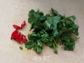 胡萝卜白菌鸡腿汤面的做法步骤：2